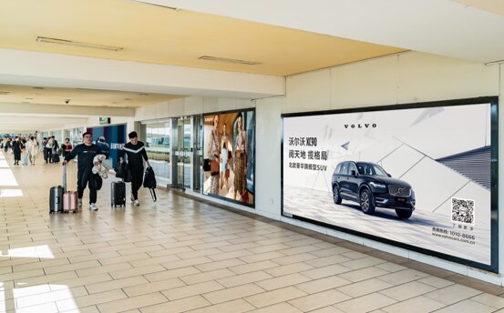 第一戶外傳媒-三亞鳳凰機場T1國內到達通廊墻體看板