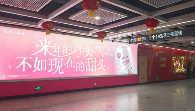 廈門地鐵呂厝站換乘通道廣告：高客流下的沉浸式傳播載體