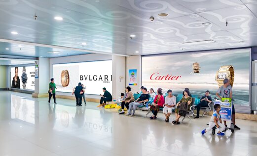 第一戶外傳媒-三亞鳳凰機場T1國內到達迎客廳墻體燈箱