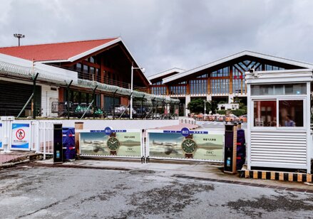 第一戶外傳媒-三亞鳳凰機場T1西擴到達A出口對面道閘套裝