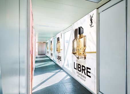 第一戶外傳媒-三亞鳳凰機場內廊橋看板