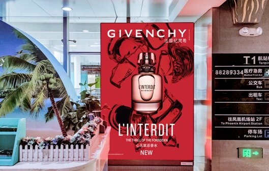 第一戶外傳媒-三亞鳳凰機場T2出口圖騰燈箱