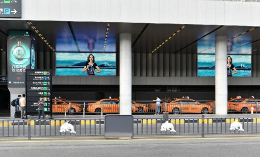 第一戶外傳媒-三亞鳳凰機場綜合樓南側通道高空燈箱