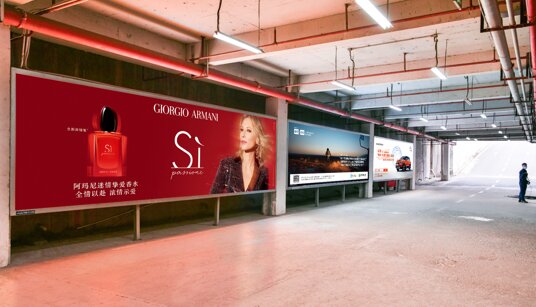 第一戶外傳媒-三亞鳳凰機場綜合樓停車場北側通道聯排墻體燈箱