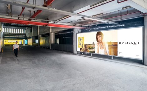 第一戶外傳媒-三亞鳳凰機場綜合樓出租車通道聯排墻體燈箱