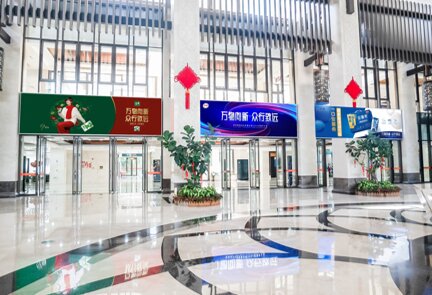 第一戶外傳媒-三亞鳳凰機場貴賓樓接待大廳出入口高空燈箱