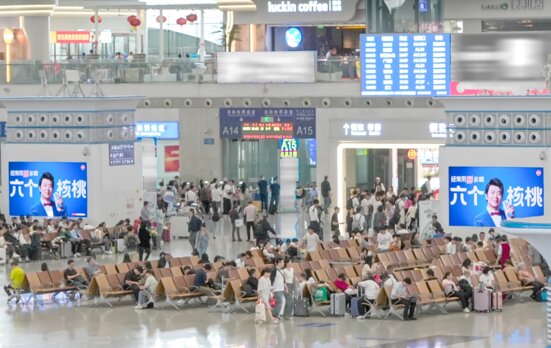 第一戶外傳媒-深圳北站候車大廳風(fēng)亭巨幕LED刷屏
