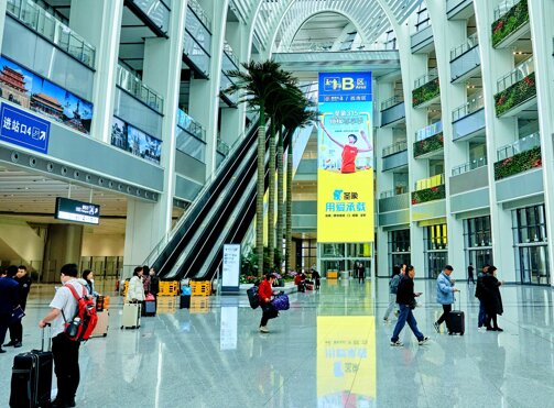 第一戶外傳媒-廣州白云站東西兩側到達層光谷直梯LED透明屏