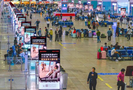 第一戶外傳媒-北京南站候車大廳LED雙面刷屏機(jī)