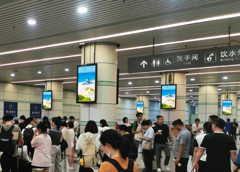 第一戶外傳媒-廣州東站候車廳壁掛刷屏機