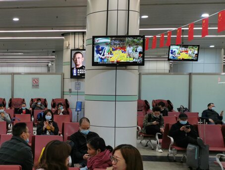 第一戶外傳媒-廣州東站一樓動車候車室吊裝電視