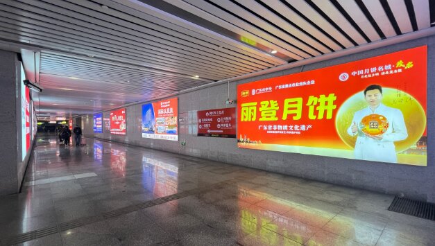 第一戶外傳媒-茂名站進出站通道燈箱