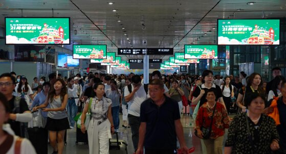 第一戶外傳媒-青島北站地下通道雙面LED屏