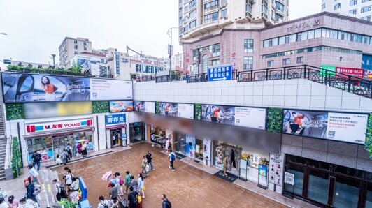 第一戶外傳媒-青島站出站戶外拉布燈箱