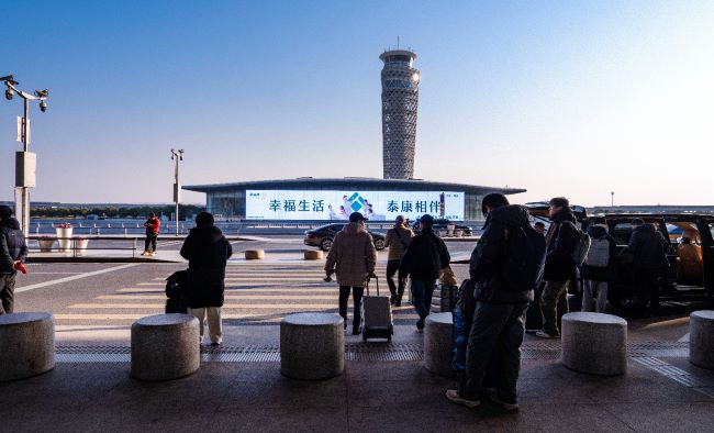 青島膠東機場戶外 LED 大屏：旅程起點的視覺門戶