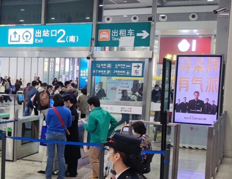 第一戶外傳媒-上海虹橋站到達層獨立刷屏機 第一戶外傳媒-上海虹橋站到達層獨立刷屏機