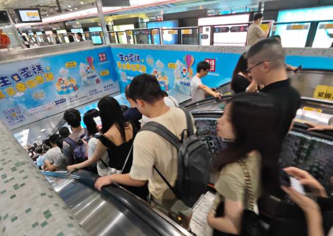 第一戶外傳媒-深圳地鐵梯楣燈箱廣告