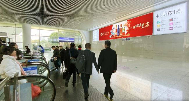 第一戶外傳媒-杭州東站扶梯處燈箱廣告