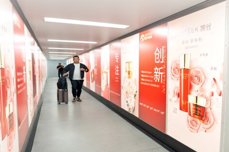 第一戶外傳媒-溫州龍灣機場T2國內(nèi)出發(fā)到達登機廊橋內(nèi)側貼畫 第一戶外傳媒-溫州龍灣機場T2國內(nèi)出發(fā)到達登機廊橋內(nèi)側貼畫