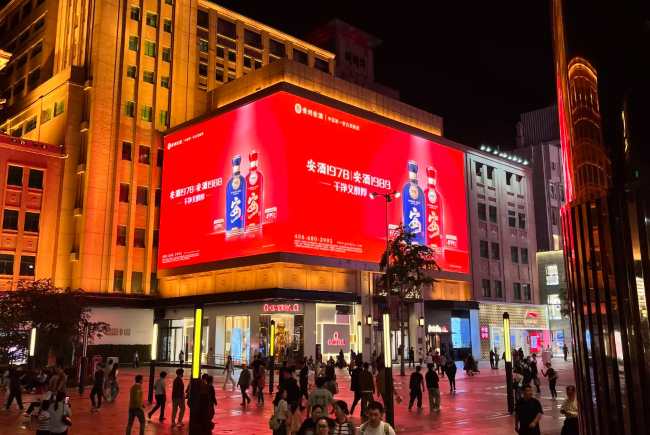 北京王府井百貨 LED 大屏：金街核心的直角雙面傳播載體