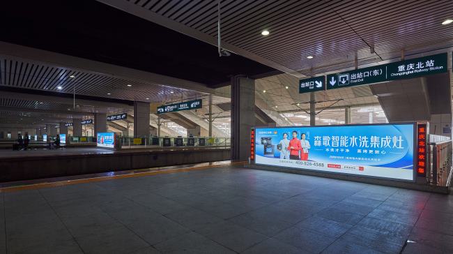 重慶北站站臺層立式燈箱：西南樞紐的出站必看傳播載體