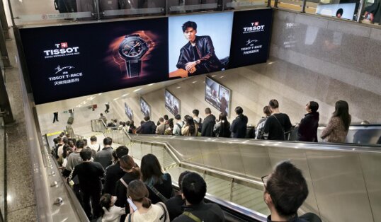 第一戶外傳媒-上海虹橋站站臺層出站梯頂燈箱 第一戶外傳媒-上海虹橋站站臺層出站梯頂燈箱