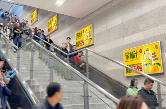 第一戶外傳媒-上海虹橋站出站通道扶梯墻面感應燈箱 第一戶外傳媒-上海虹橋站出站通道扶梯墻面感應燈箱