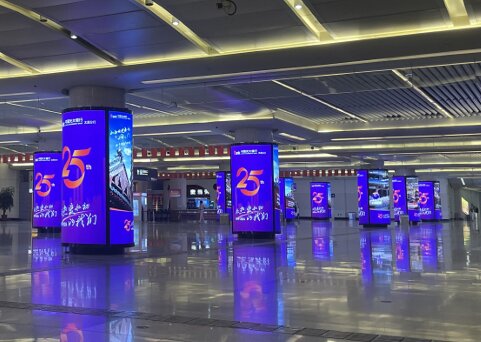 第一戶外傳媒-太原南站西廣場中央大廳圓柱燈箱