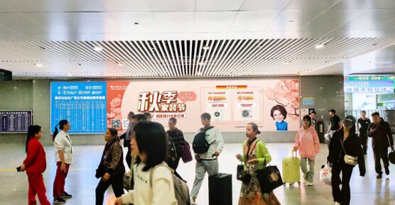 第一戶外傳媒-重慶北站北廣場到達通道出口右側墻面燈箱