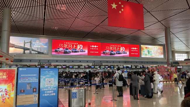 哈爾濱機場出發大廳 LED 大屏：東北空港核心的地標級傳播載體