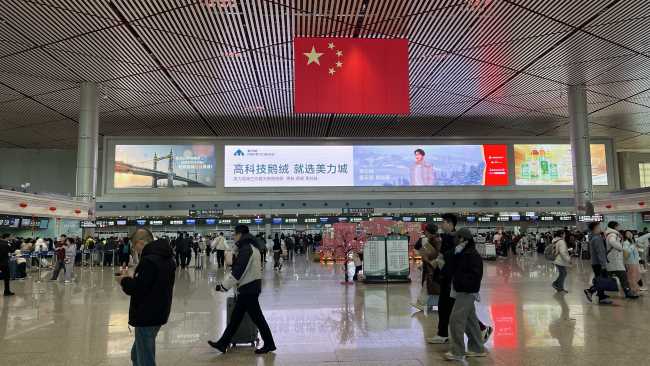 第一戶外傳媒-哈爾濱機(jī)場(chǎng)安檢區(qū)上方大屏廣告