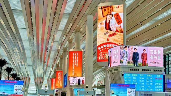 第一戶外傳媒-廣州白云站候車大廳燈箱廣告