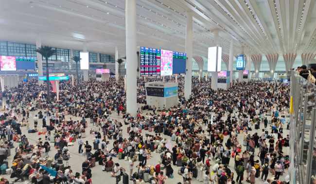 第一戶外傳媒-廣州白云站三面包柱廣告