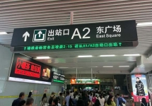 四個(gè)出站口正上方布局：深圳北站到達(dá)楣頭燈箱廣告