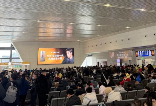 第一戶外傳媒-余姚北站候車大廳墻面燈箱