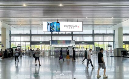 第一戶外傳媒-余姚北站候車大廳進站口吊掛燈箱