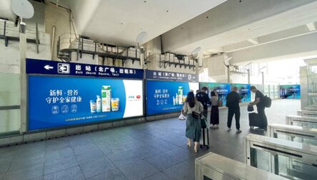 第一戶外傳媒-余姚北站到達通廊隔斷燈箱