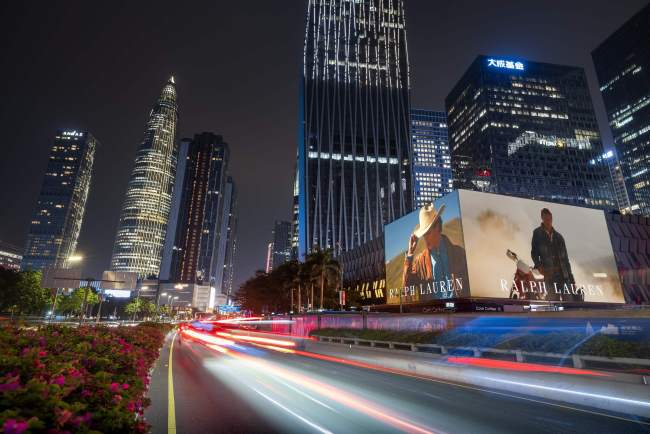 第一戶外傳媒-深圳萬象城商圈LED大屏廣告