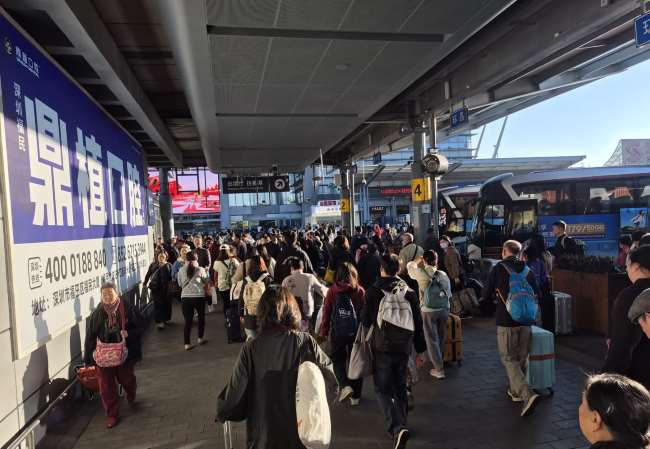 深圳灣口岸連廊燈箱：跨境樞紐的行程轉換期傳播窗口