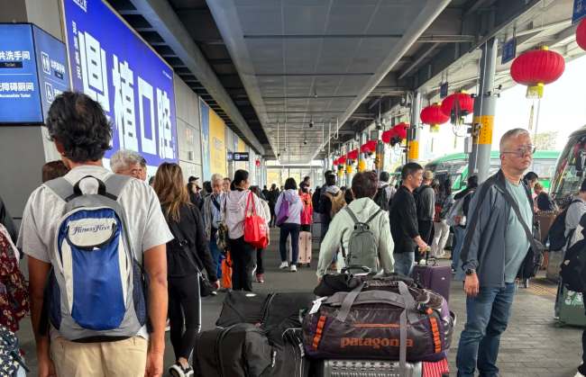 第一戶外傳媒-深圳灣口岸通道燈箱廣告