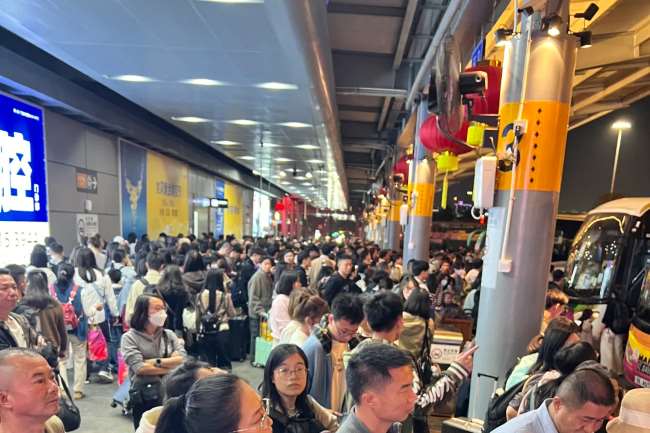 第一戶外傳媒-深圳灣口岸出入境停車場燈箱廣告