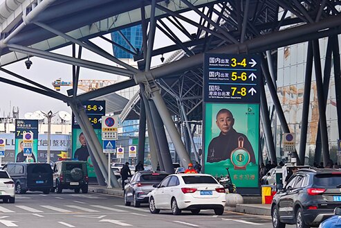 第一戶(hù)外傳媒-濟(jì)南遙墻機(jī)場(chǎng)送客平臺(tái)燈箱