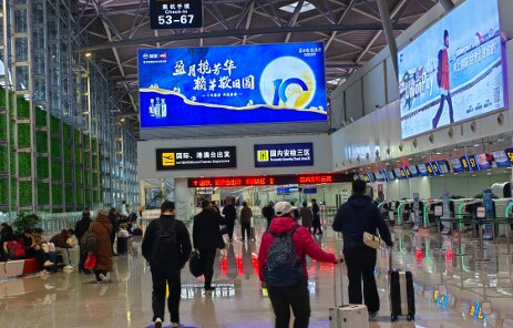 第一戶(hù)外傳媒-濟(jì)南遙墻機(jī)場(chǎng)值機(jī)大廳北安檢口上方燈箱