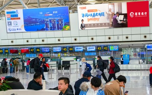 第一戶(hù)外傳媒-濟(jì)南遙墻機(jī)場(chǎng)值機(jī)臺(tái)上方燈箱