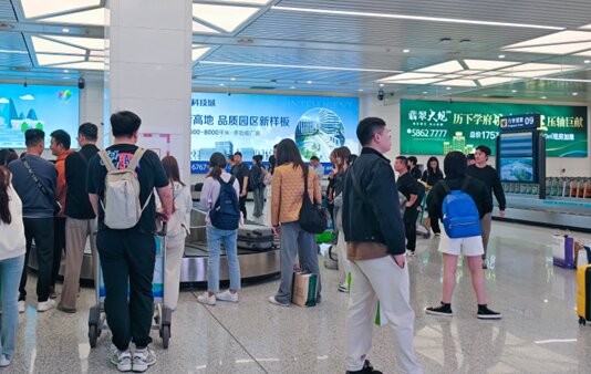 第一戶(hù)外傳媒-濟(jì)南遙墻機(jī)場(chǎng)國(guó)際到達(dá)行李提取區(qū)墻面燈箱