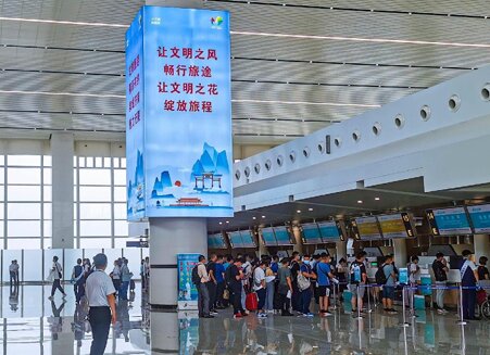 第一戶(hù)外傳媒-濟(jì)南遙墻機(jī)場(chǎng)國(guó)際值機(jī)大廳兩側(cè)包柱燈箱