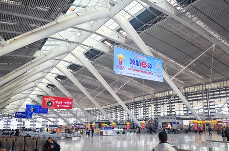 第一戶外傳媒-青島北站候車大廳雙面吊桿燈箱