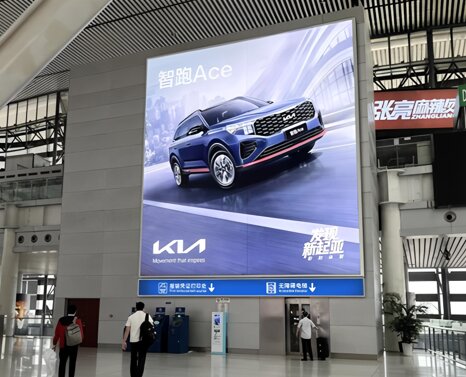 第一戶外傳媒-青島北站候車大廳西側(cè)直梯墻面燈箱