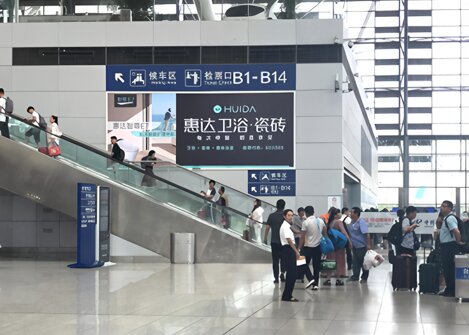 第一戶外傳媒-青島北站進(jìn)站大廳扶梯兩側(cè)墻面燈箱