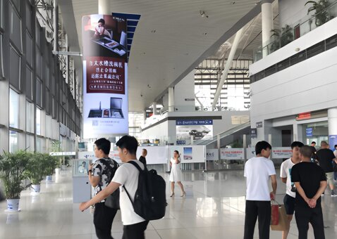 第一戶外傳媒-青島北站西進(jìn)站大廳包柱燈箱